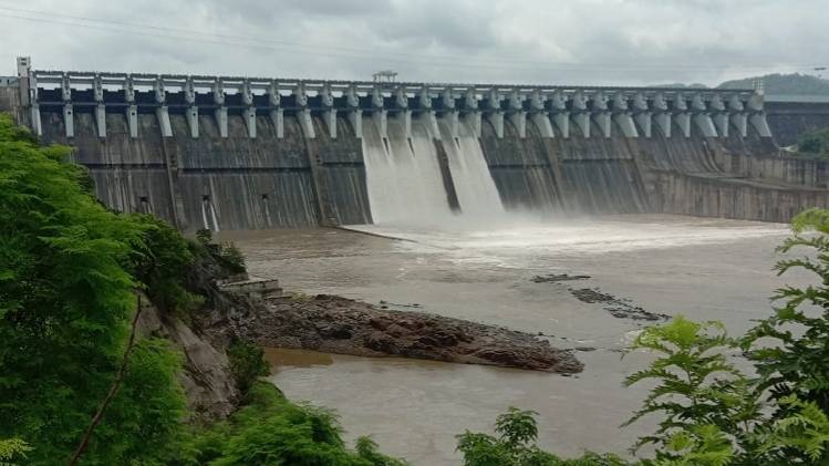 लगातार हो रही बारिश की वजह से सरदार सरोवर बांध के 20 गेट खोलने पड़े
