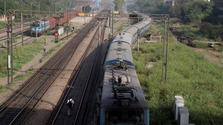 रेलवे ने अपने पास मौजूद जमीनों का आंकड़ा सार्वजनिक किया है. (फोटो-GETTY IMAGE)
