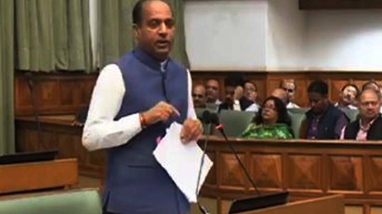 हिमाचल प्रदेश की विधानसभा में बिल पेश करते जयराम ठाकुर (क्रेडिट- फेसबुक)