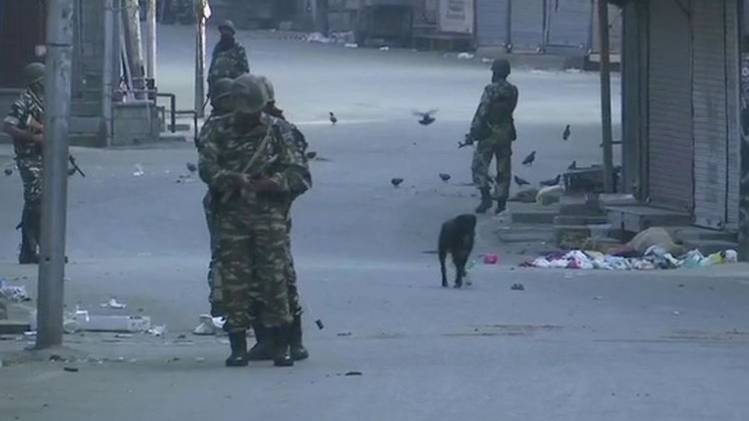 घाटी में धारा 144 लागू, चप्पे-चप्पे पर खड़े हैं जवान