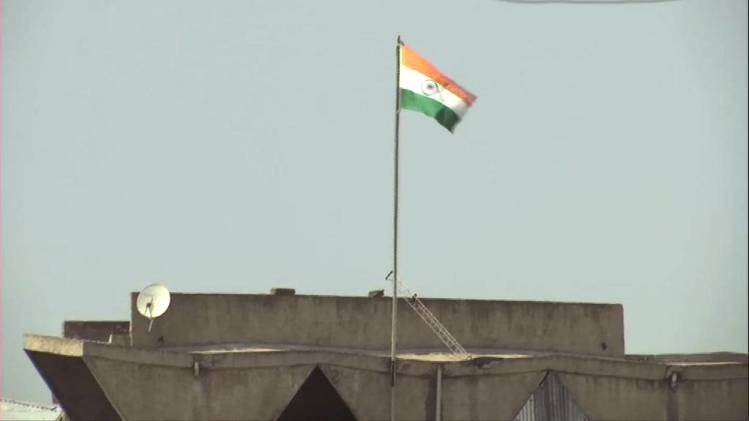 श्रीनगर सचिवालय पर लहरा रहा तिरंगा