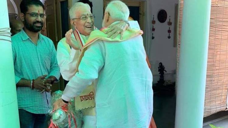 प्रधानमंत्री नरेंद्र मोदी के साथ बीजेपी नेता मुरली मनोहर जोशी (फोटो-twitter/narendramodi)