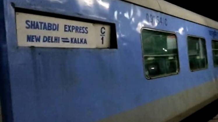 यात्रियों को किराये में कटौती का तोहफा (Photo: File)