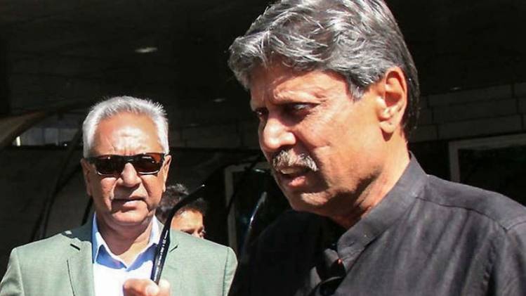 अंशुमन गायकवाड़ और कपिल देव (फाइल)