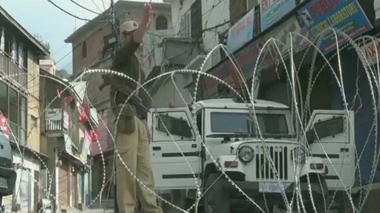 कश्मीर में कर्फ्यू के दौरान एक जवान (Photo-ANI)