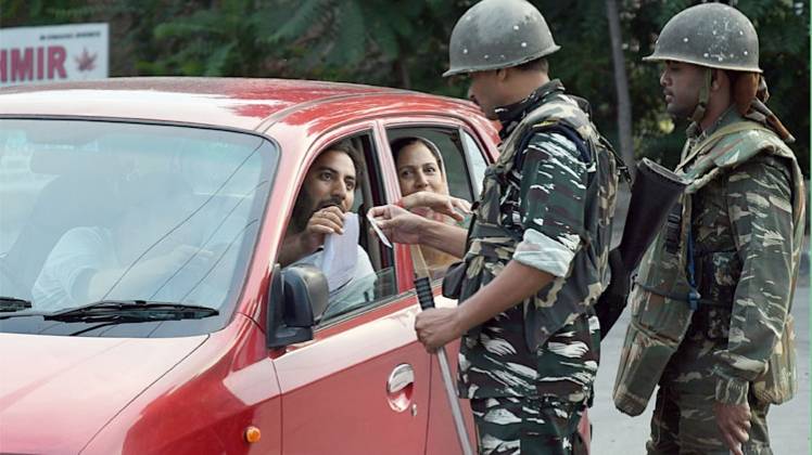 श्रीनगर में चेकिंग करते सुरक्षाकर्मी (फाइल फोटो)