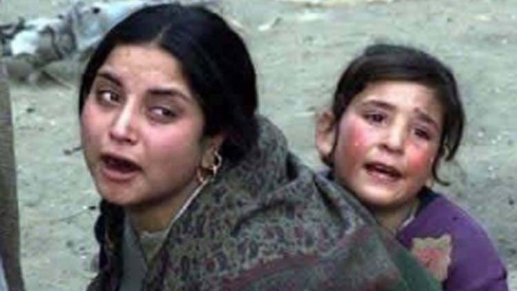 इन दो फोटो को लेकर दावा किया जा रहा है कि कश्मीर में हालात बहुत खराब हैं