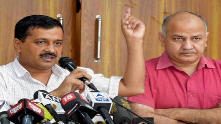 अरविंद केजरीवाल के साथ मनीष सिसोदिया (फाइल फोटो)