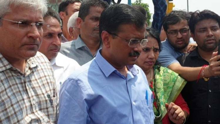 बाढ़ प्रभावित इलाकों में लगे कैम्प का केजरीवाल ने किया दौरा (फोटो-पंकज जैन)