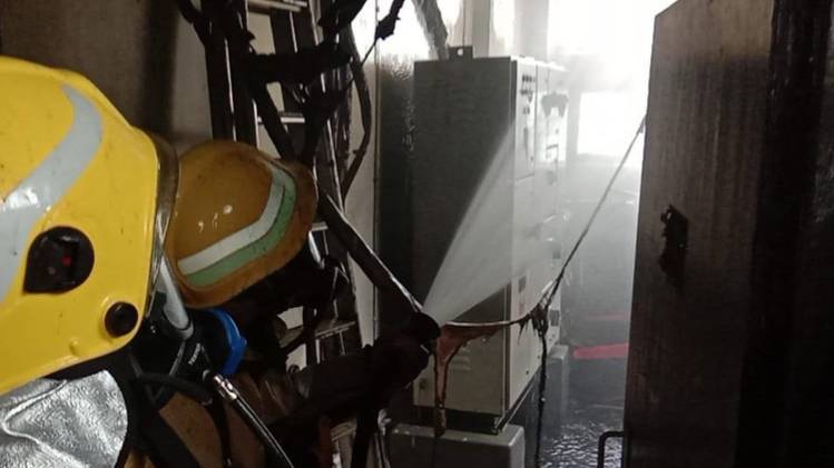 अस्पताल में आग बुझाते दमकलकर्मी (ANI)