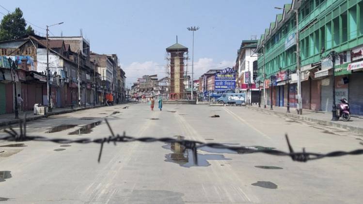 श्रीनगर के लालचौक से हटाए गए बैरिकेड्स (फोटो: AP)