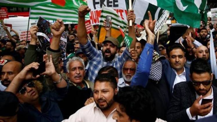 लंदन में विरोध प्रदर्शन करते पाकिस्तान समर्थक (फोटो-रॉयटर्स)