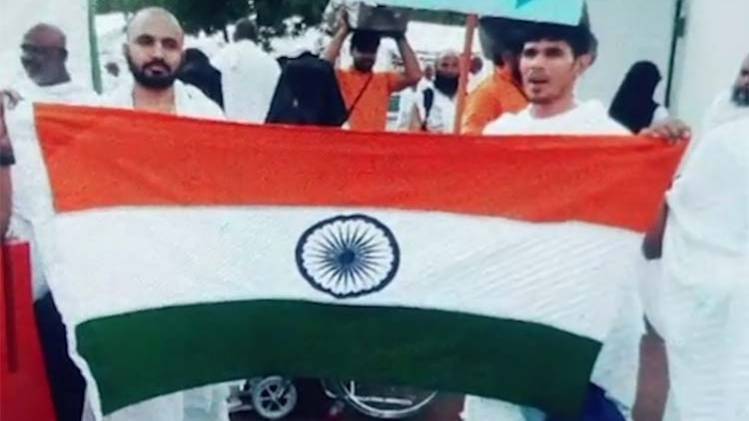 सूरत के लोगों ने मक्का में लहराया तिरंगा 