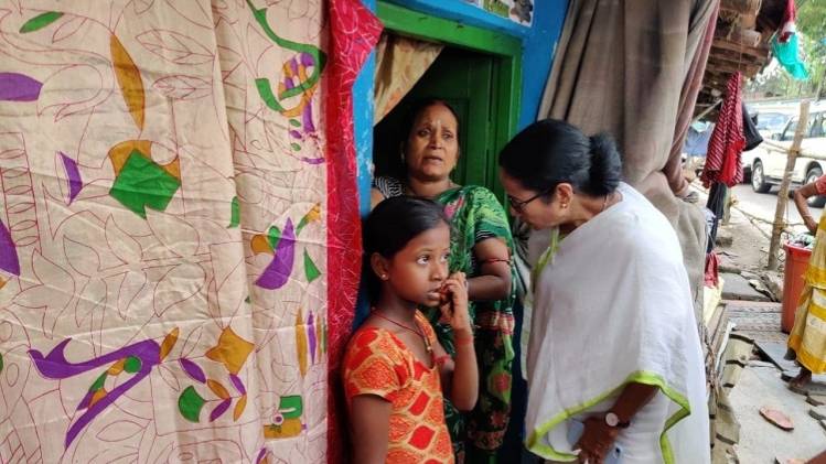 हावड़ा की झुग्गी-झोपड़ियों का सरप्राइज विजिट करने पहुंचीं ममता बनर्जी. (फोटो-FB पेज से)