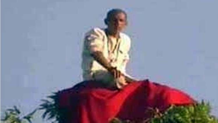 पेड़ पर रहने वाला यह शख्स बंदरिया बाबा के नाम से जाना जाता है (फोटो- IANS)