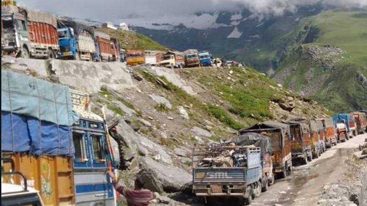 मनाली-लेह राजमार्ग पर ट्रैफिक जाम (तस्वीर-ANI)