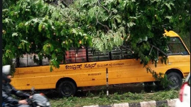 मंगलुरु में बस हादसा टला (तस्वीर-ANI)