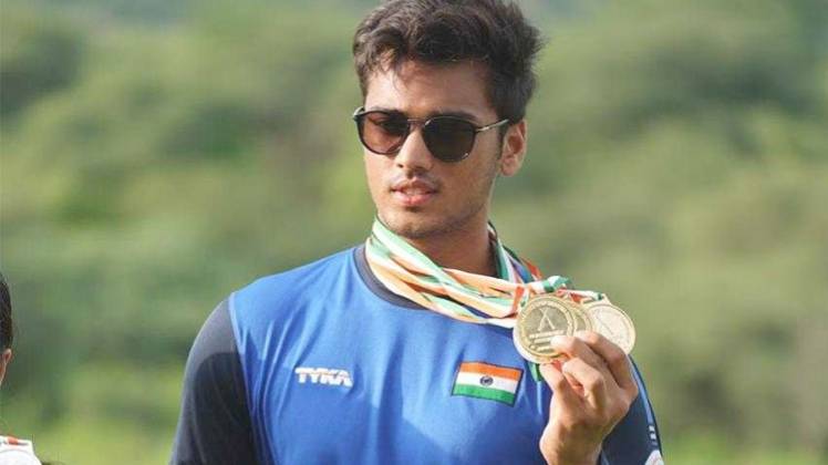 मेडल के साथ मानवादित्य सिंह राठौड़