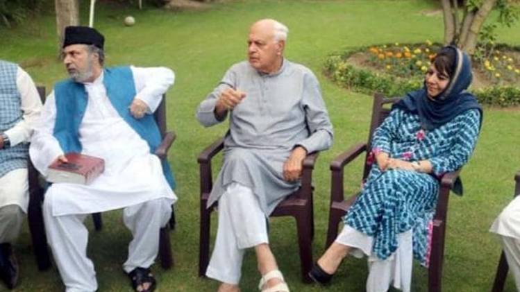 बैठक में शामिल फारूक अब्दुल्ला और महबूबा मुफ्ती (ANI)