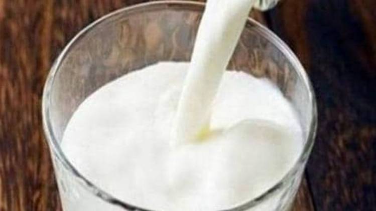 मिलावट करने वाली डेयरी पर लगा ताला