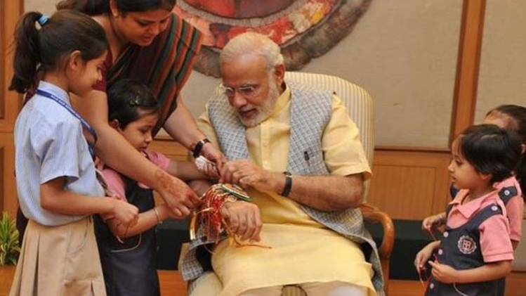 पीएम मोदी के लिए बनाई खास राखी (फाइल फोटो)