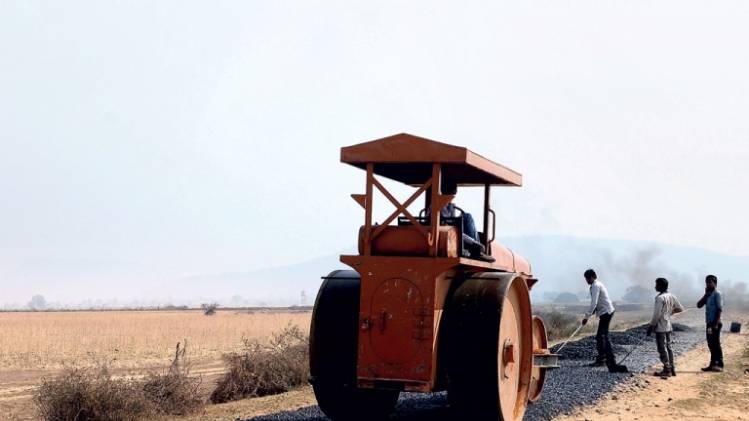 नई दिशा उत्तर प्रदेश के बुंदेलखंड में एक ग्रामीण सड़क का दृश्य