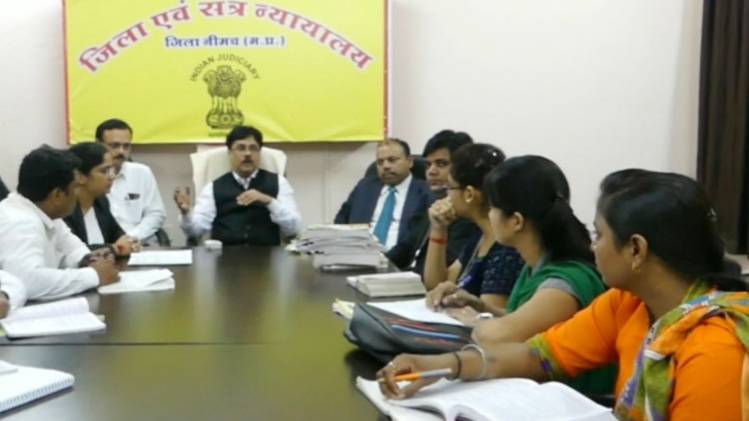 नीमच जिला अदालत में कोचिंग देते जज