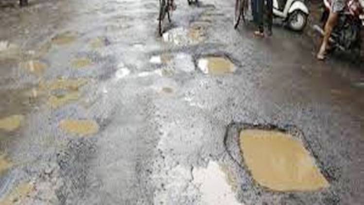 मुंबई की सड़कों पर गड्ढों की भरमार