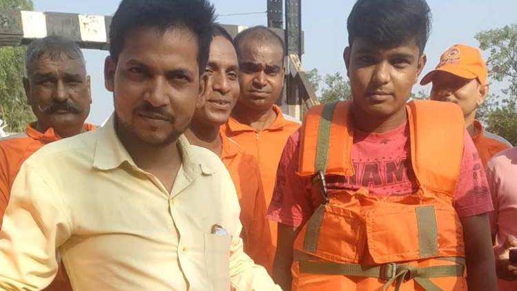 दिल्ली में डूबने से बचने की ट्रेनिंग दे रही NDRF (फोटो-रामकिंकर सिंह)