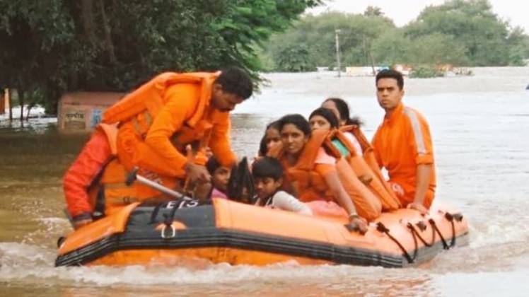 देश भर में बाढ़ का कहर जारी (तस्वीर- ट्विटर)