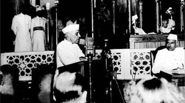 पंडित जवाहरलाल नेहरू भाषण देते हुए (फाइल फोटो)