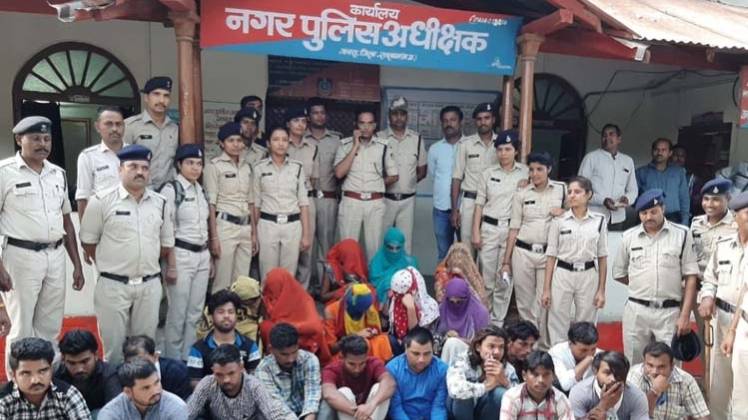 फोटो में पुलिसकर्मियों और युवक युवतियों का समूह देखा जा सकता है (Facebook)