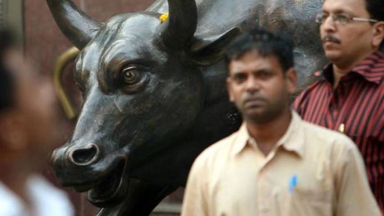 लाल निशान पर शेयर बाजार की शुरुआत