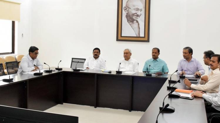 अधिकारियों के साथ बैठक में मुख्यमंत्री नीतीश कुमार (IANS) 