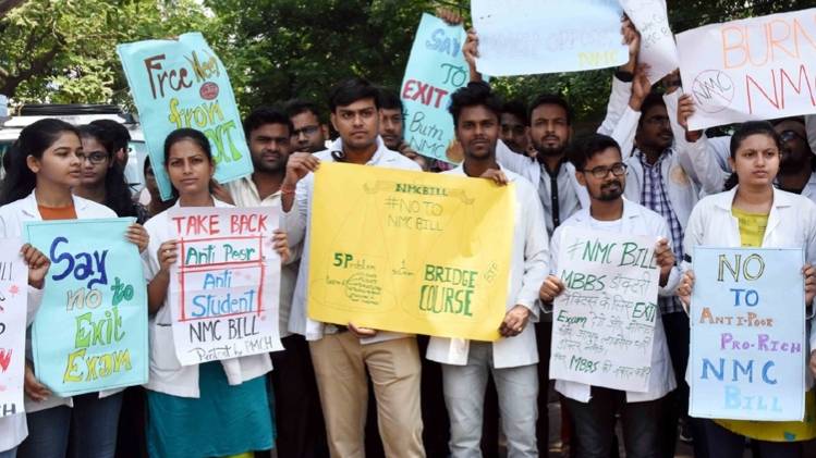 नेशनल मेडिकल कमीशन बिल का विरोध करते डॉक्टर (IANS)