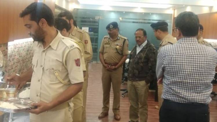पुलिस और सुरक्षा बलों के साथ एनएसए अजीत डोभाल (फोटो-हिमांशु मिश्रा)