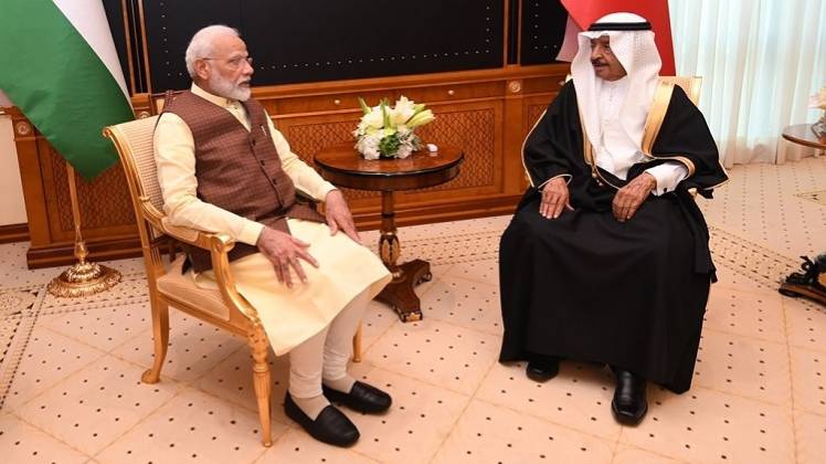 मोदी से मिले बहरीन के प्रिंस (फोटो- ट्विटर @narendramodi)