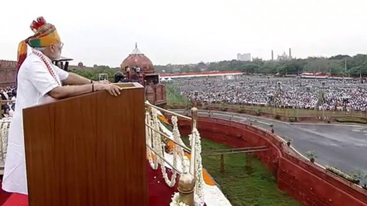 स्वतंत्रता दिवस पर लाल किले से बोलते प्रधानमंत्री नरेंद्र मोदी. (फोटो-एएनआई)