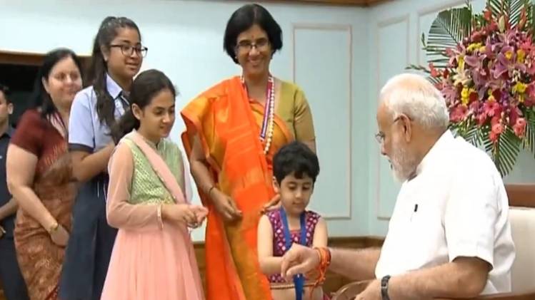 राखी बंधवाते हुए पीएम नरेंद्र मोदी (फोटो- स्क्रीनशॉट एएनआई)