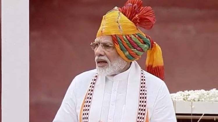 लालकिले की प्राचीर से बोलते प्रधानमंत्री नरेंद्र मोदी (तस्वीर- दूरदर्शन)