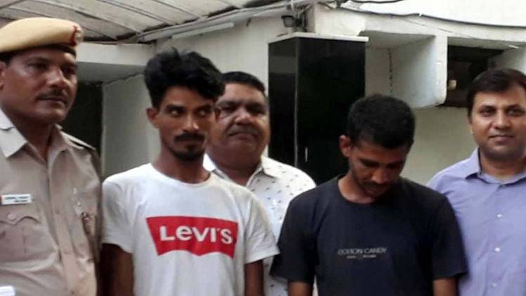 पुलिस की गिरफ्त में आरोपी( फोटो- हिमांशु मिश्रा)