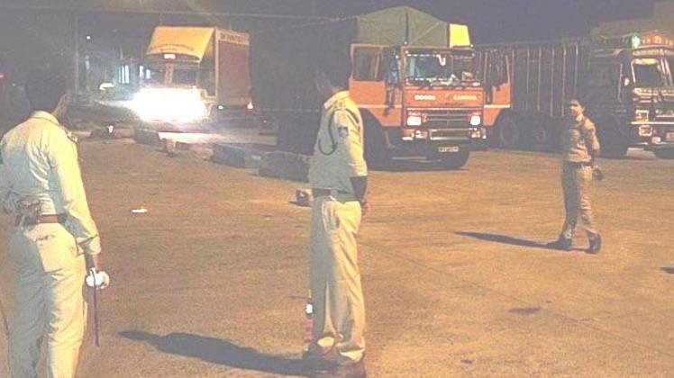 सीमा के इलाकों में सख्ती से चेकिंग की जा रही है (हेमेंद्र शर्मा)