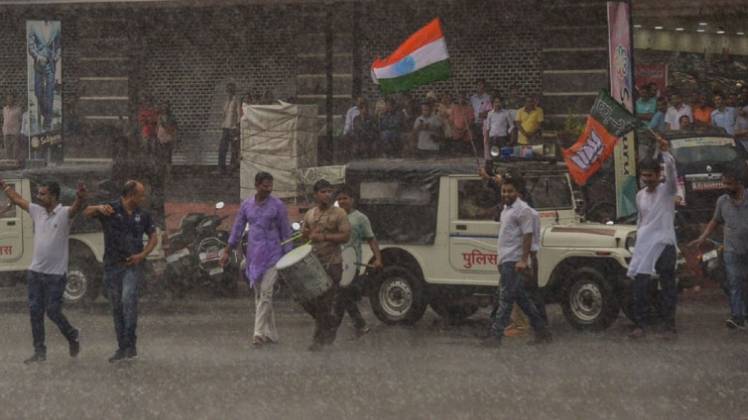 अनुच्छेद 370 हटाने जाने पर जश्न (IANS)