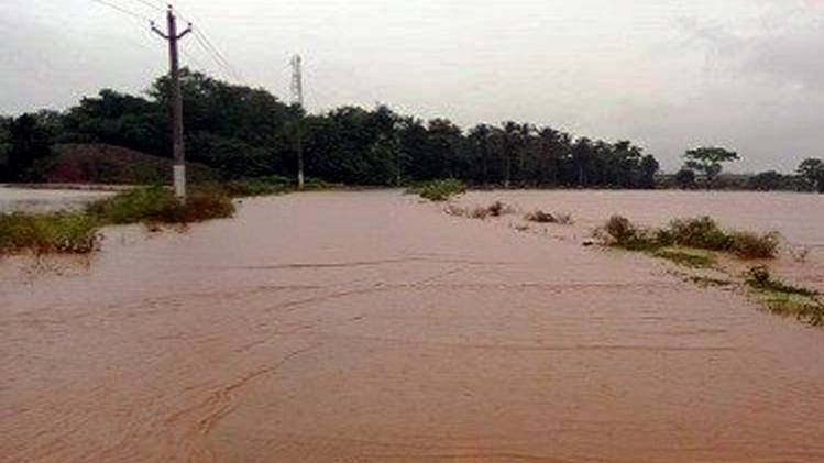 देश के कई हिस्से बाढ़ की चपेट में  (फोटो- ANI)
