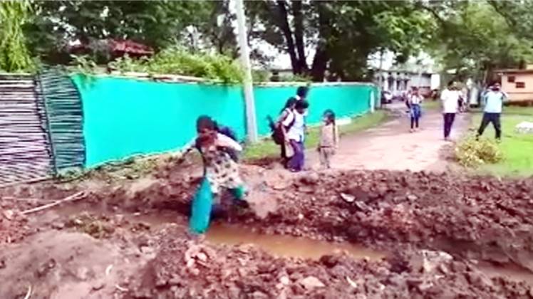 ज‍िला पंचायत सीईओ के बंगले के बाहर खुदी सड़क.