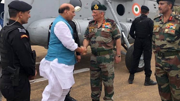 आर्मी चीफ बिपिन रावत के साथ रक्षा मंत्री राजनाथ सिंह (तस्वीर-ANI)