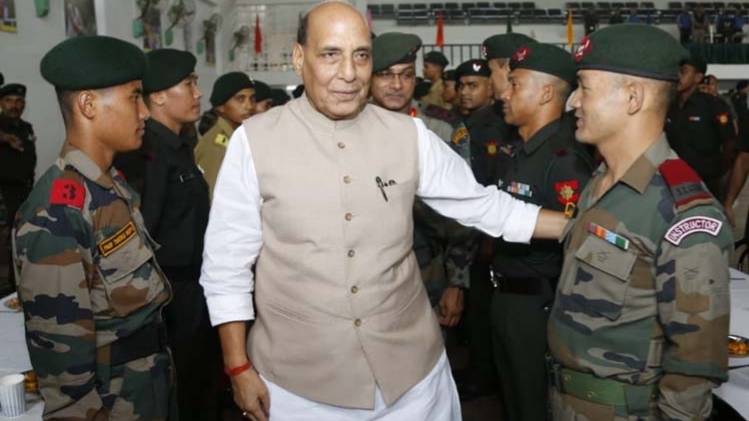 रक्षा मंत्री राजनाथ सिंह (फोटो-उनके ट्विटर अकाउंट से) 