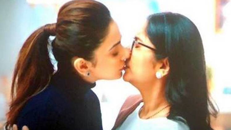 को स्टार को किस करती रकुल प्रीत