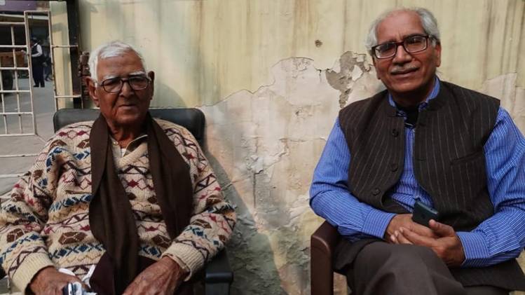 प्रख्यात लेखक रामदरश मिश्र के साथ साक्षात्कारकर्ता कवि, आलोचक डॉ ओम निश्चल 