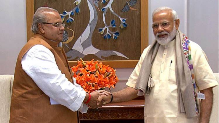 जम्मू-कश्मीर के राज्यपाल सत्यपाल मलिक और पीएम नरेंद्र मोदी (फोटो-ANI) 